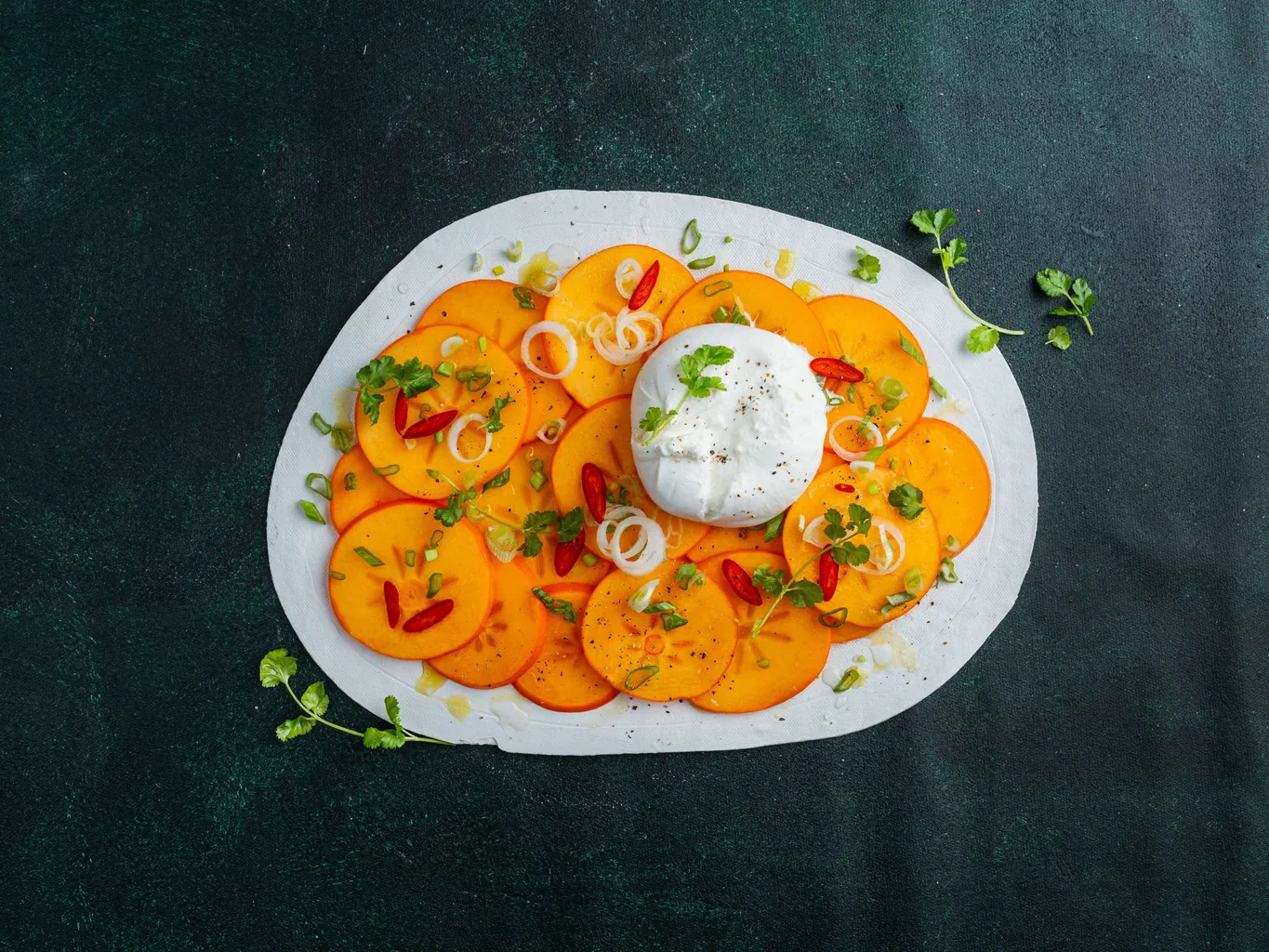 Kaki-Carpaccio mit Burrata