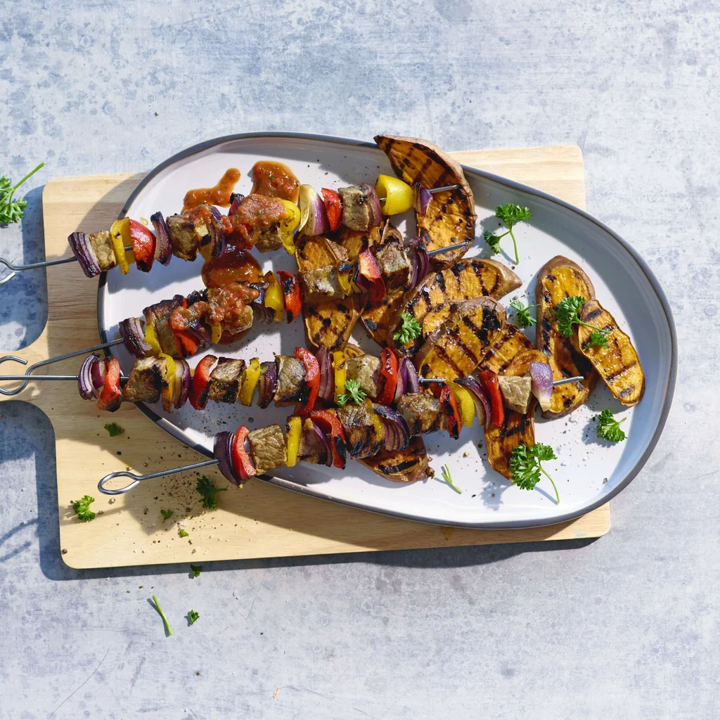 Shashlik avec sauce piquante et patates douces
