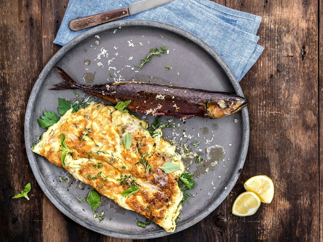 Maquereau fumé avec omelette aux fines herbes 