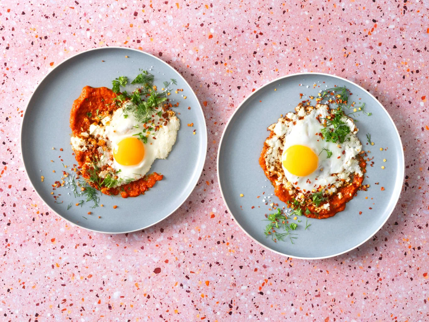 Œuf avec feta croustillante sur lit d'ajvar
