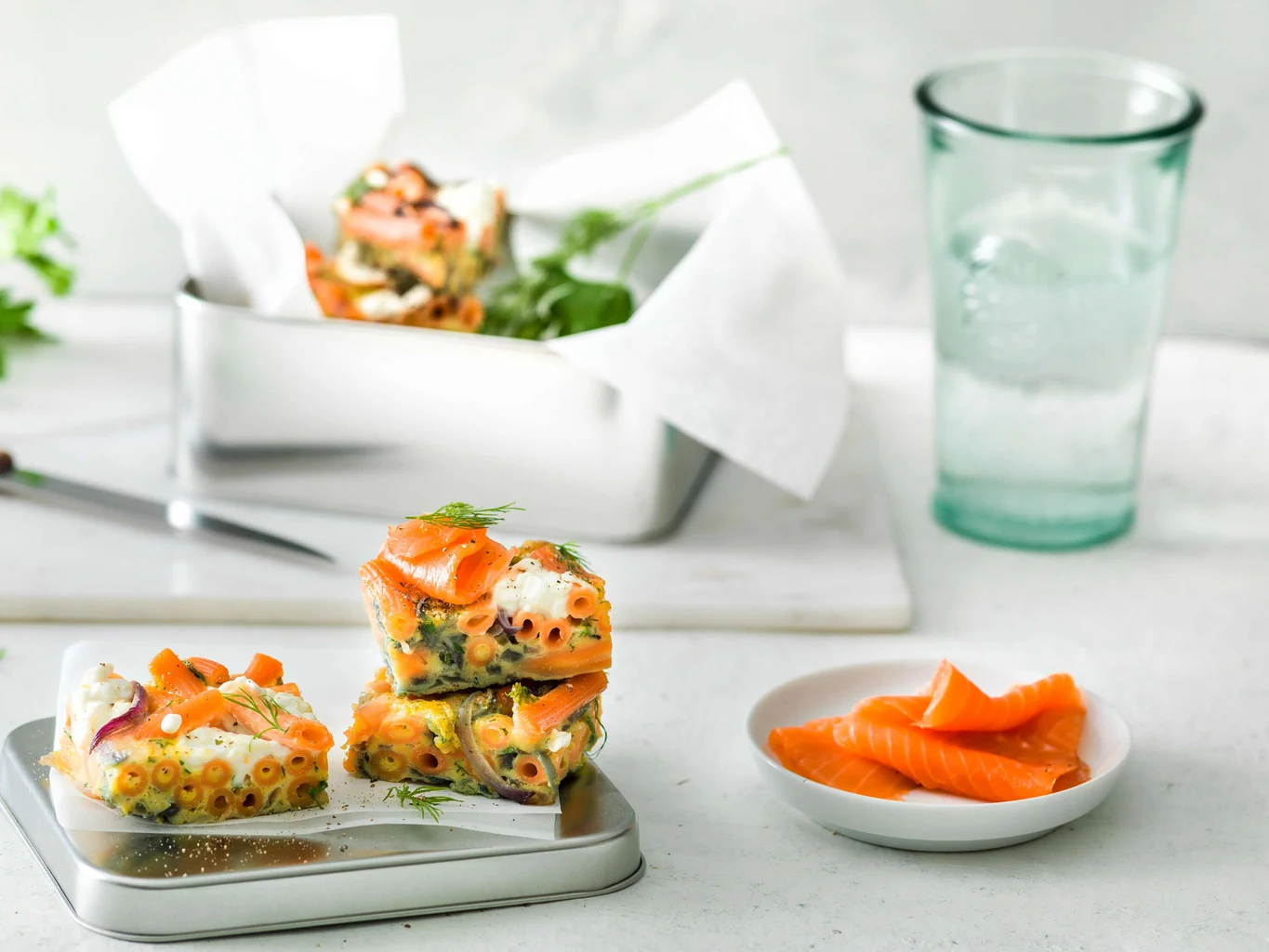Frittata avec pâtes aux lentilles et saumon fumé