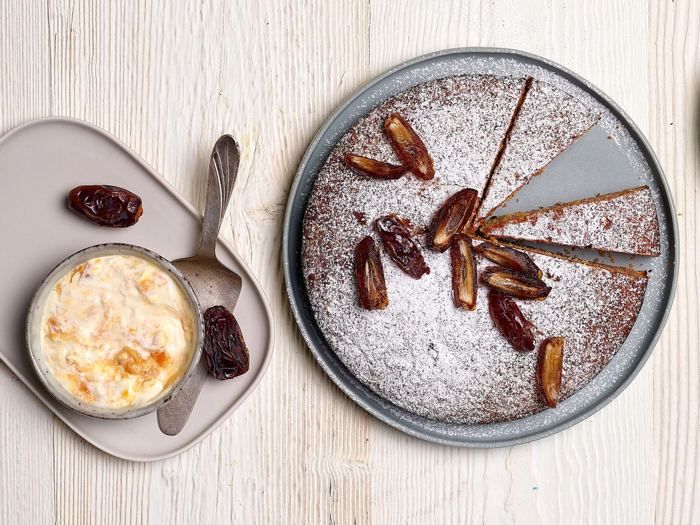 Gâteau aux dattes avec crème aux abricots