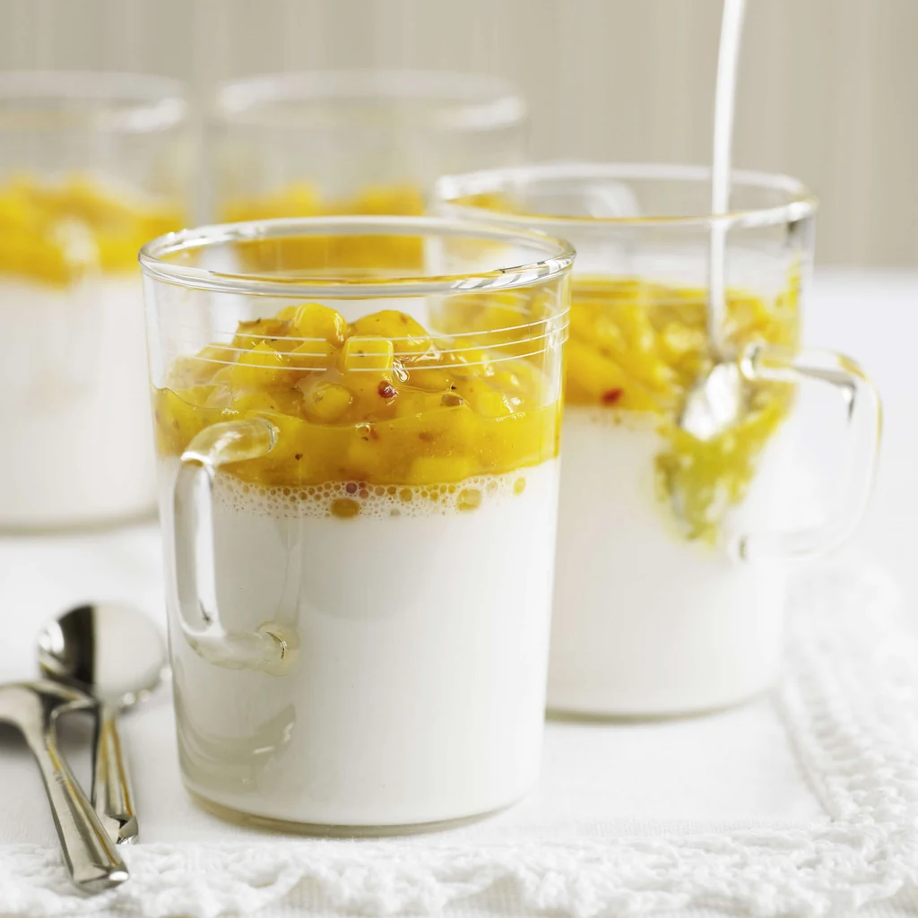 Delizia al cocco con salsa al mango
