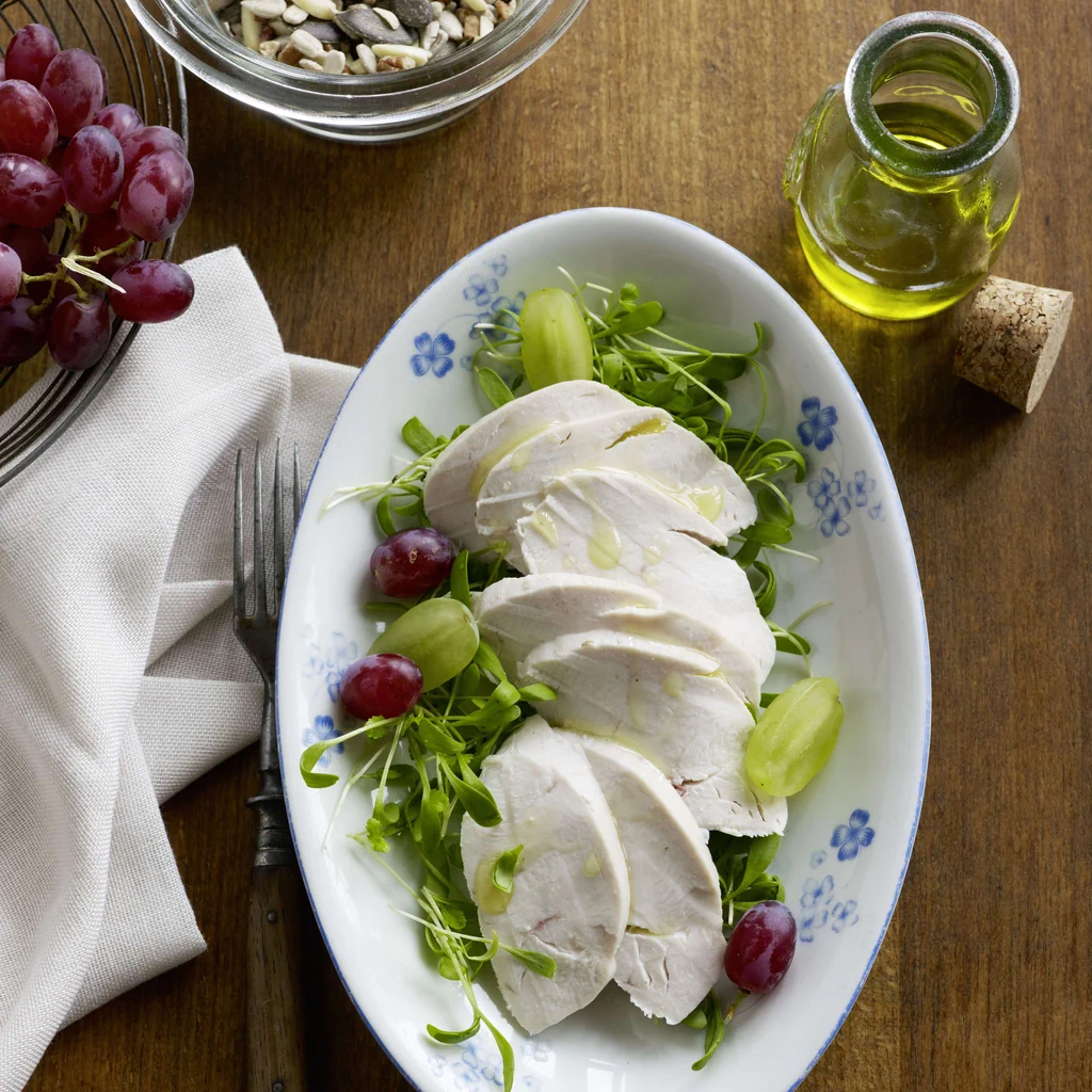 Kaltes Pouletschnitzel mit Trauben, Kernen und Sprossen