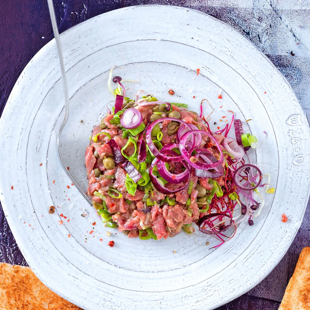 Tatar mit violetten Frühlingszwiebeln