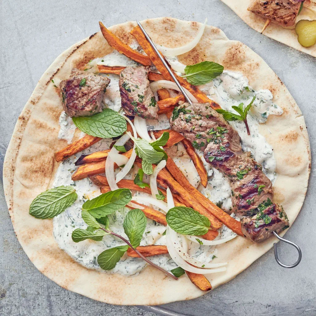 Fladenbrot mit Rind, Süsskartoffel-Pommes und Joghurt