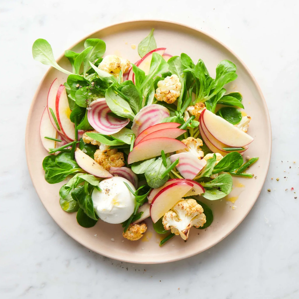 Salade verte avec chou-fleur et pomme