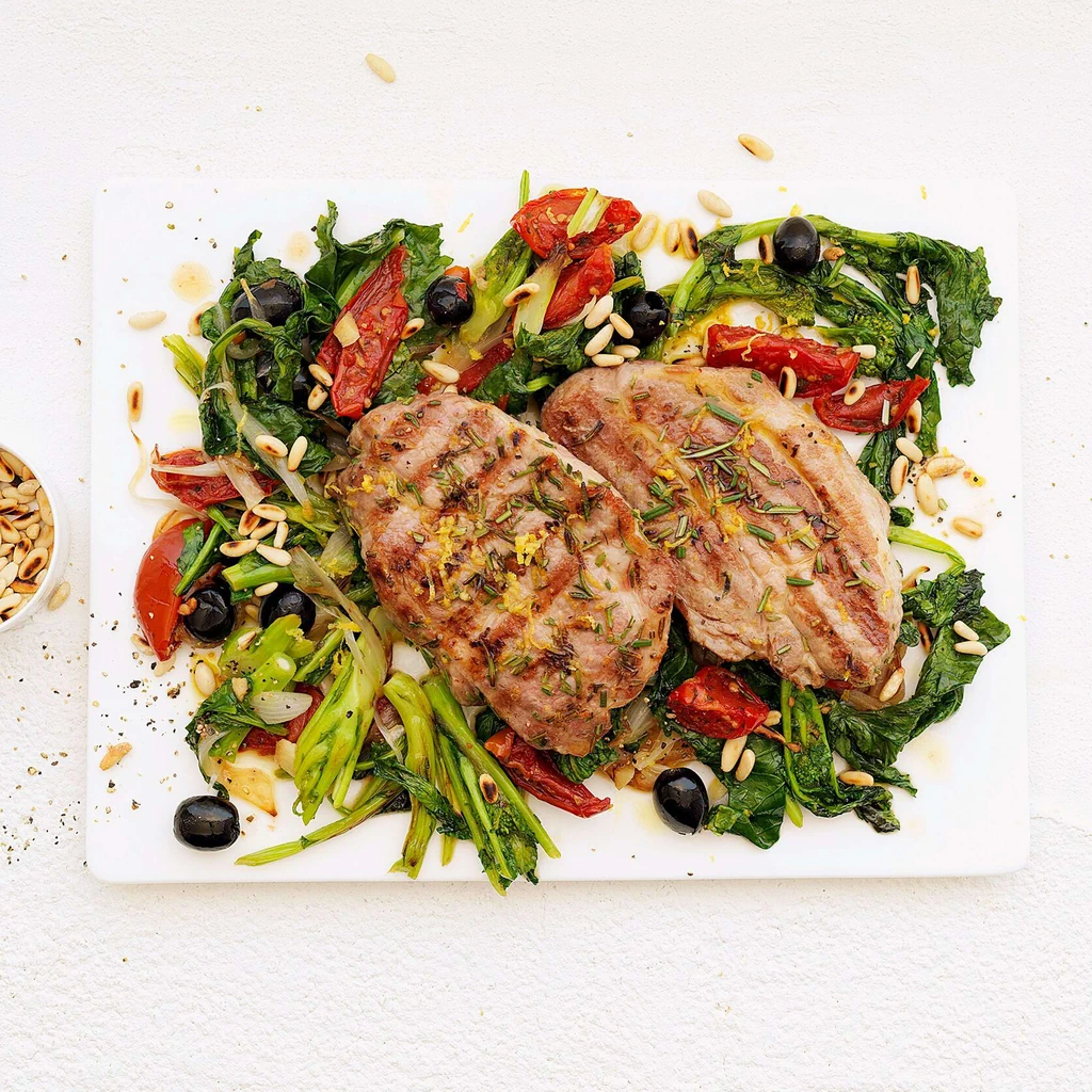 Schweinssteak auf Cime-di-rapa-Salat