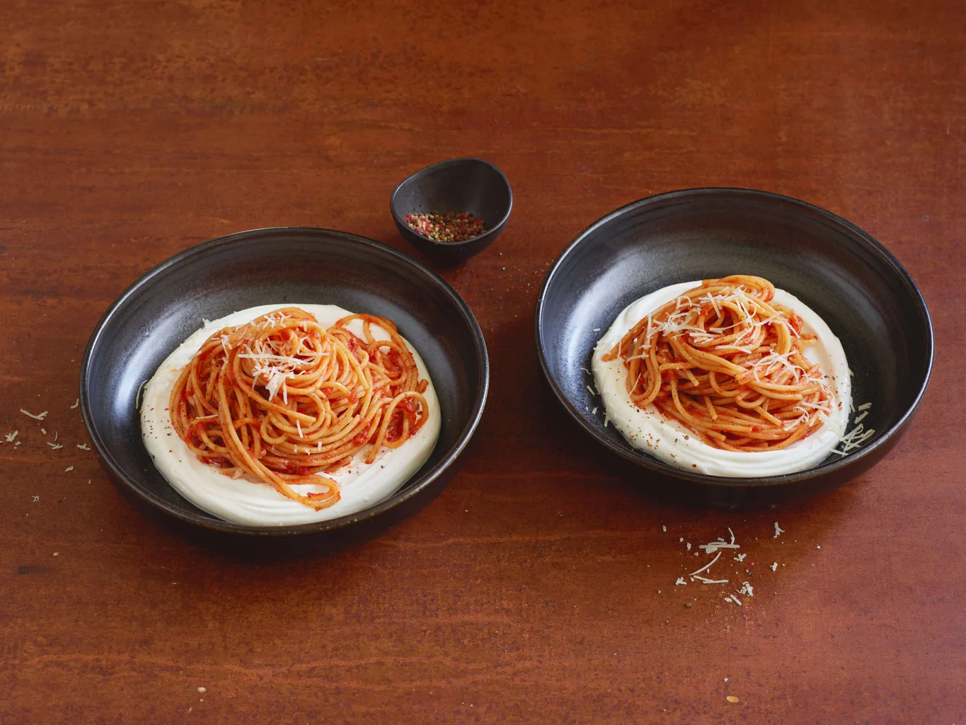 Spaghetti al sugo con ricotta