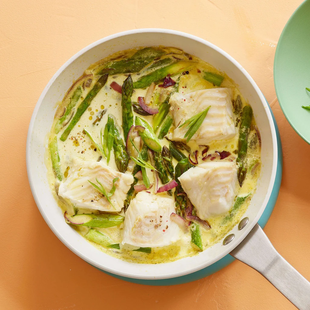 Padellata di pesce e asparagi verdi