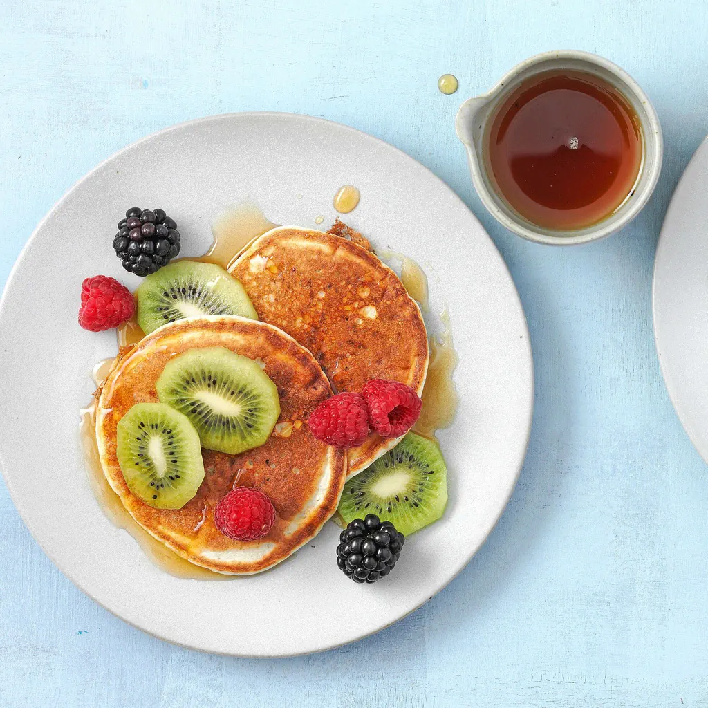 Pancakes mit Kiwi und Beeren