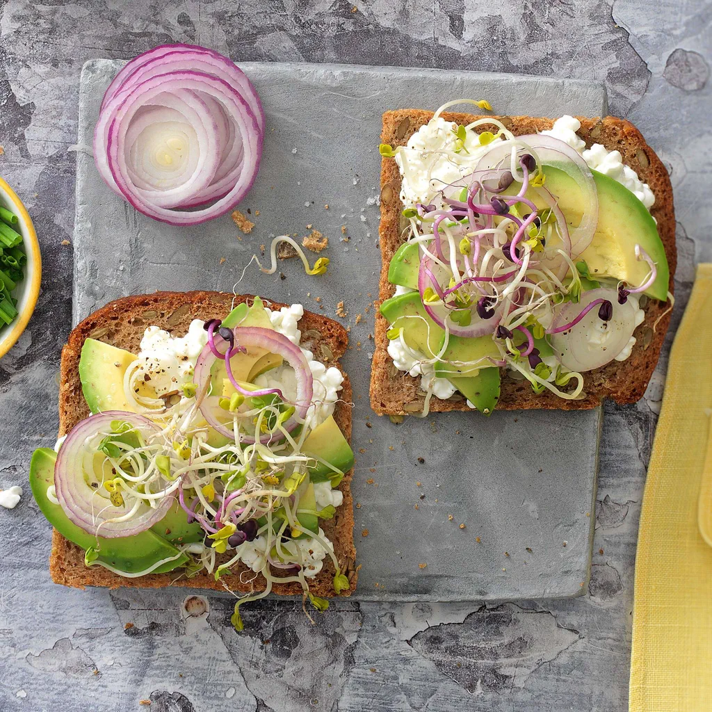 Tartine à l’avocat et au cottage cheese