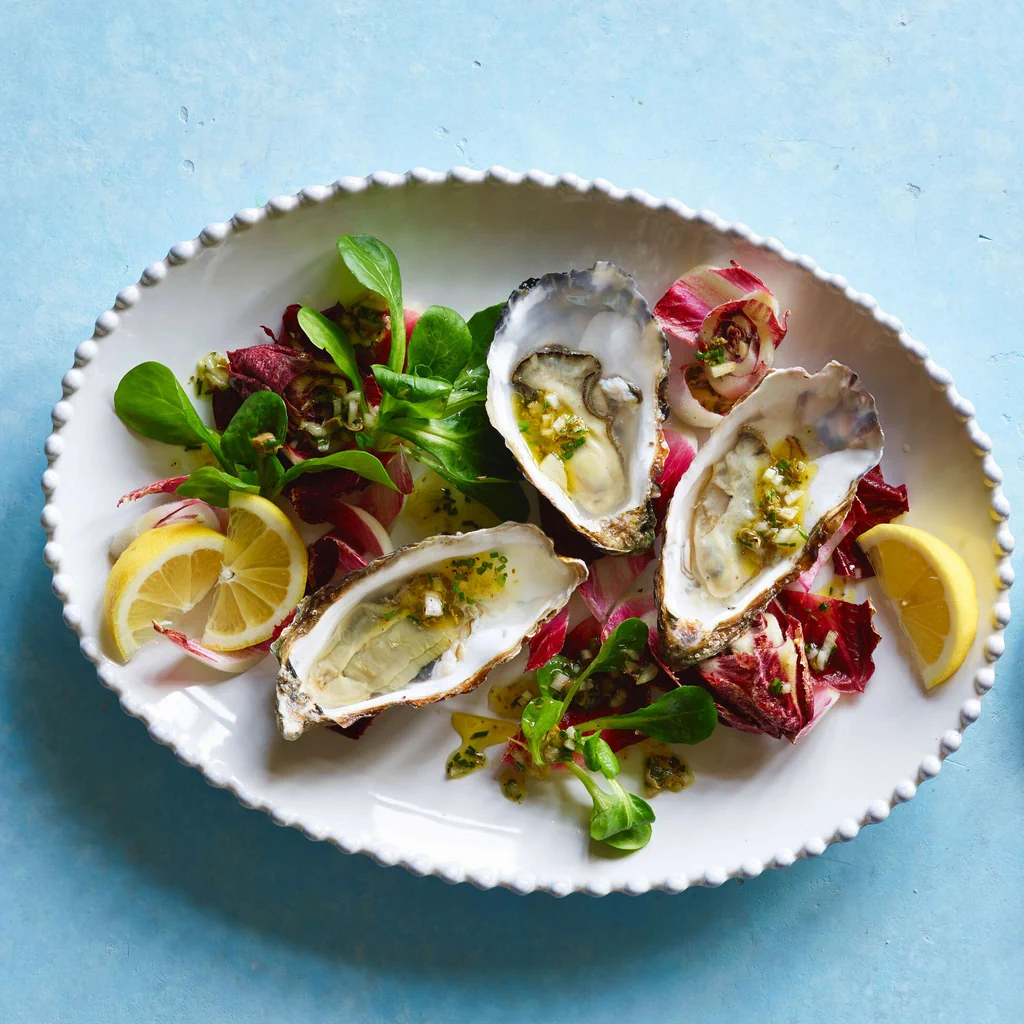 Ostriche su letto d'insalata con vinaigrette ai capperi