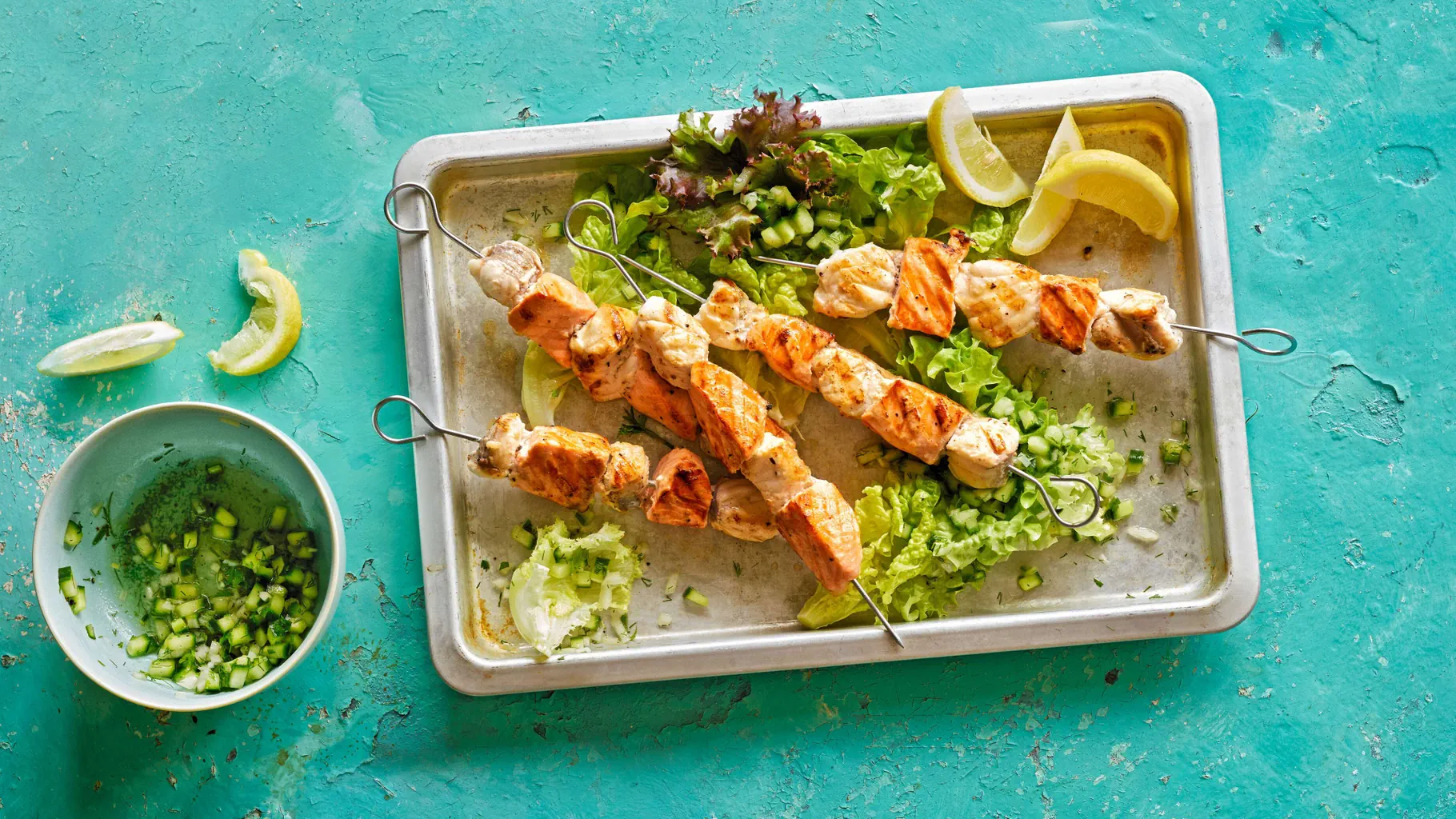 Spiedino di pesce con insalata a foglia
