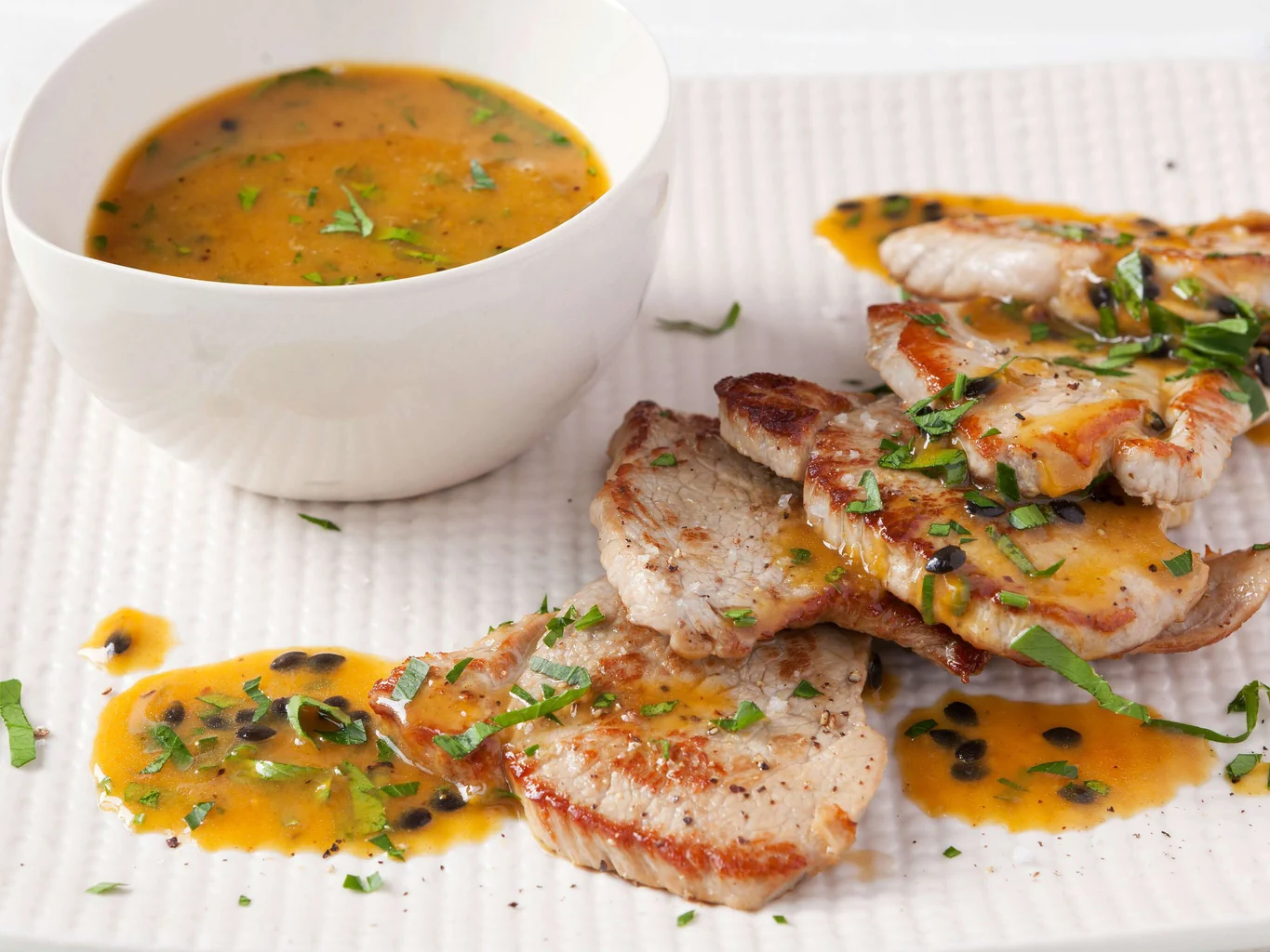 Kalbsschnitzel mit Passionsfrucht-Sauce