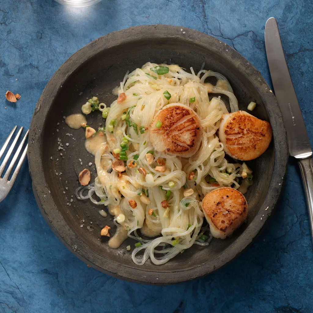 Glasnudelsalat mit Jakobsmuscheln und Erdnussbutter-Dressing