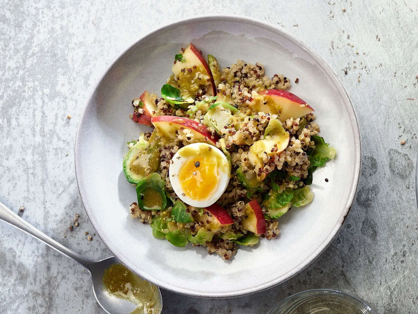 Insalata di quinoa e cavoletti di Bruxelles con salsa alla canapa