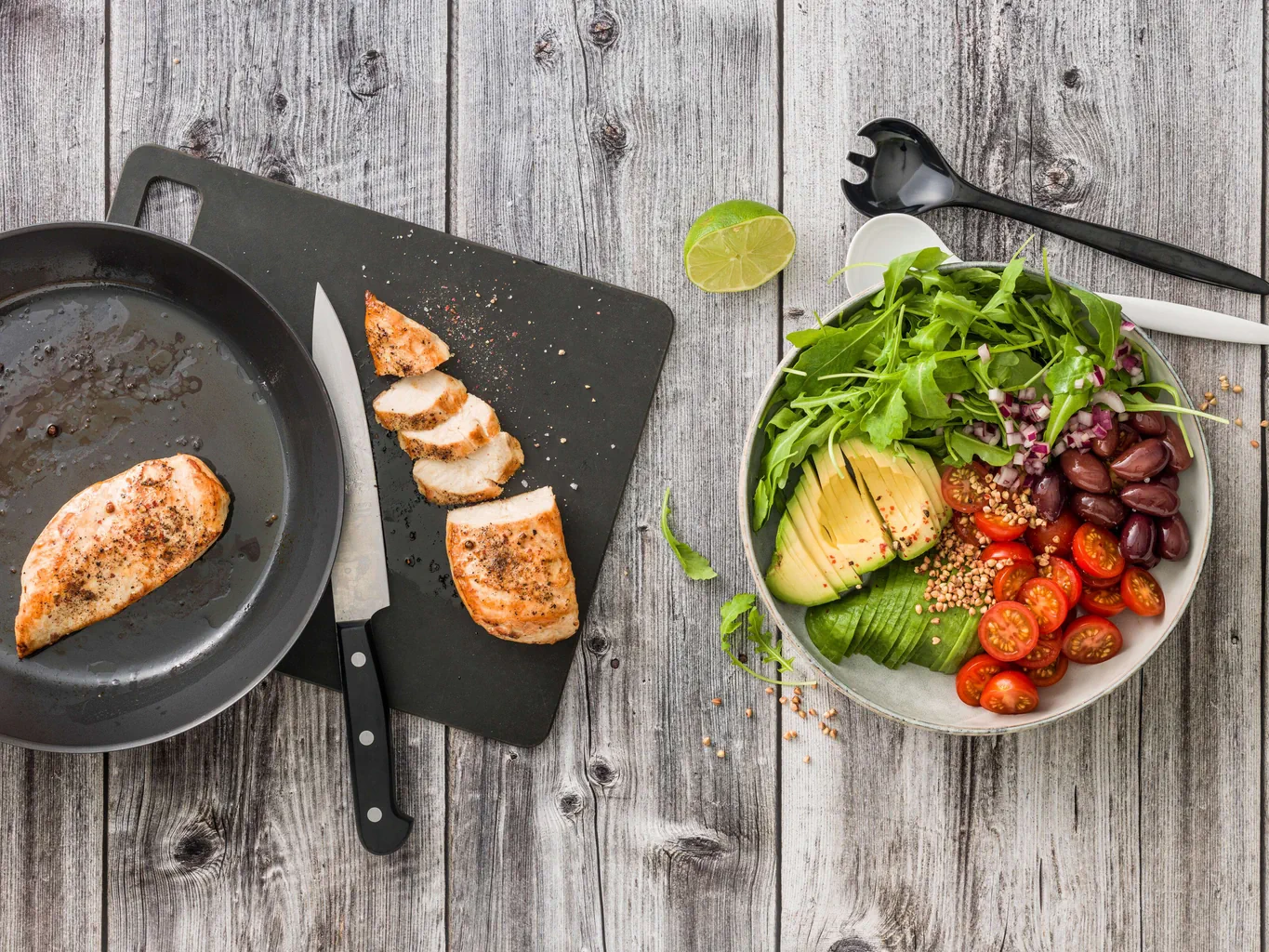 Petti di pollo con insalata d’avocado e olive