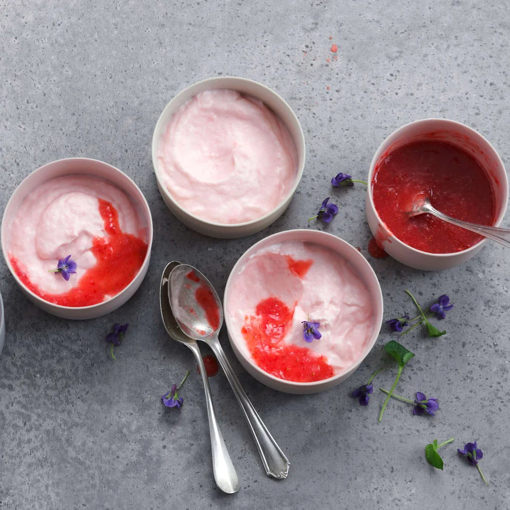 Rhabarbermousse mit Erdbeersauce