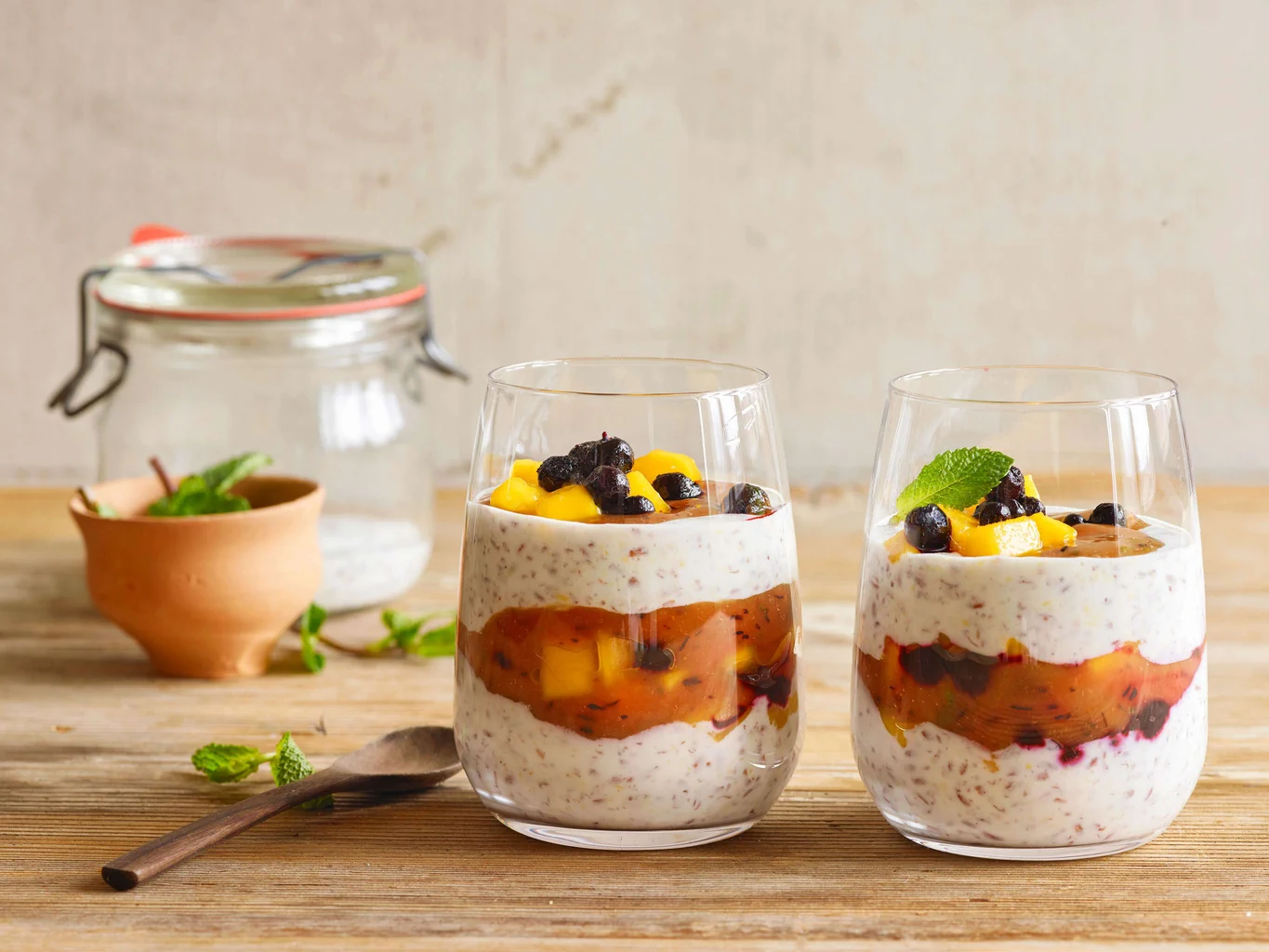 Budino ai semi lino con mirtilli e mango
