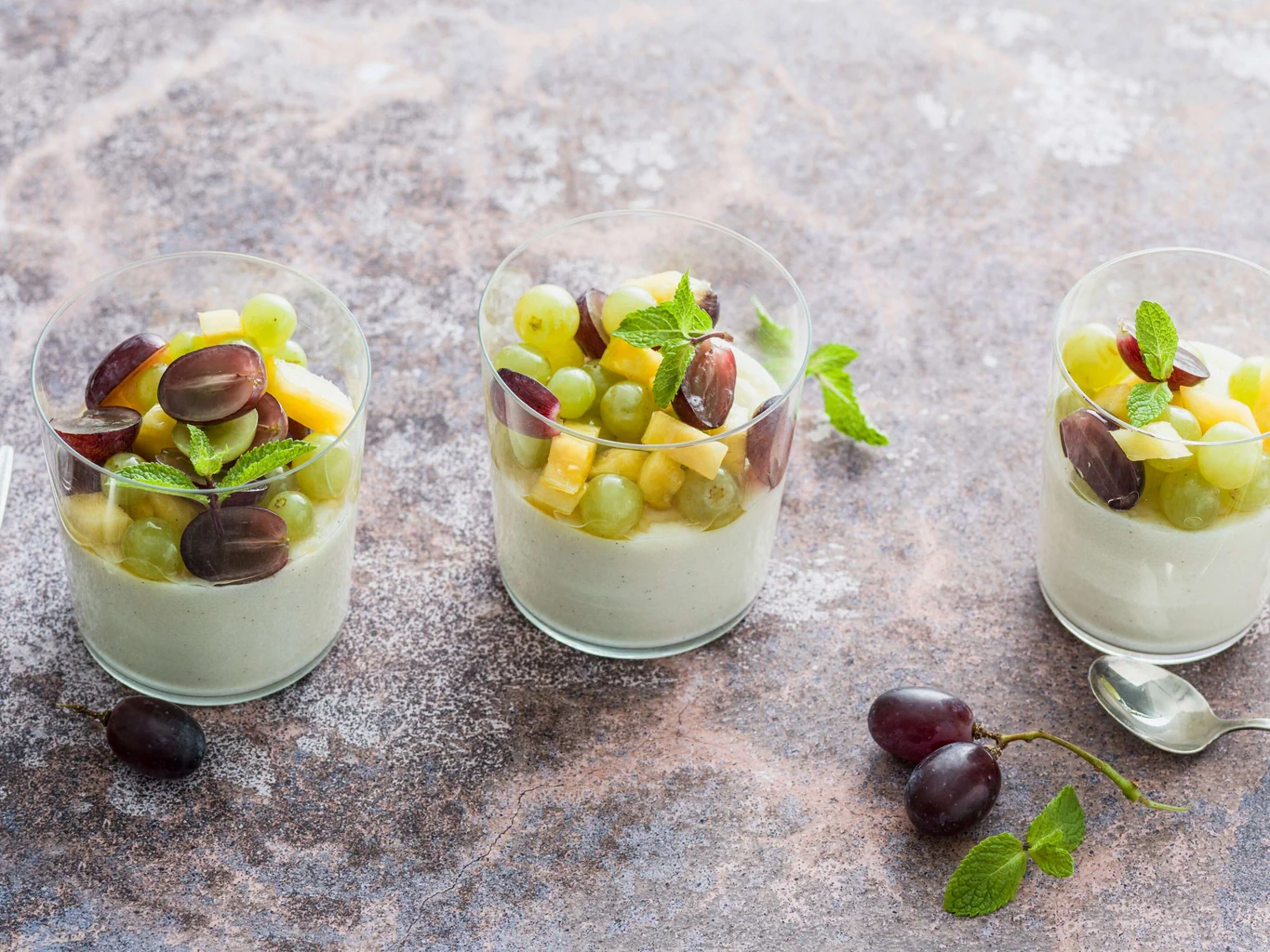 Griessköpfli mit Trauben-Ananas-Salat