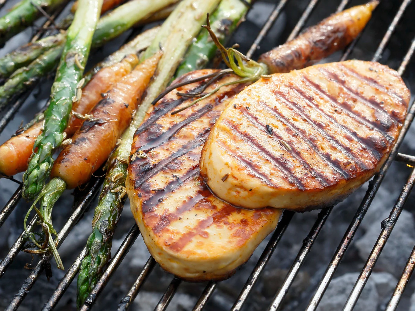 Grillkäse mit Spargeln und Karotten an Fenchelsamenmarinade