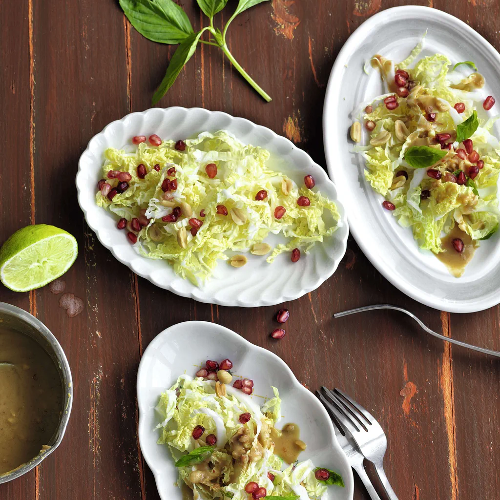Chinakohlsalat mit Erdnussbutter und Granatapfelkernen