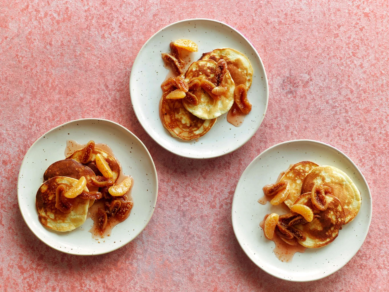 Pancakes mit Feigen in Cranberry-Sirup