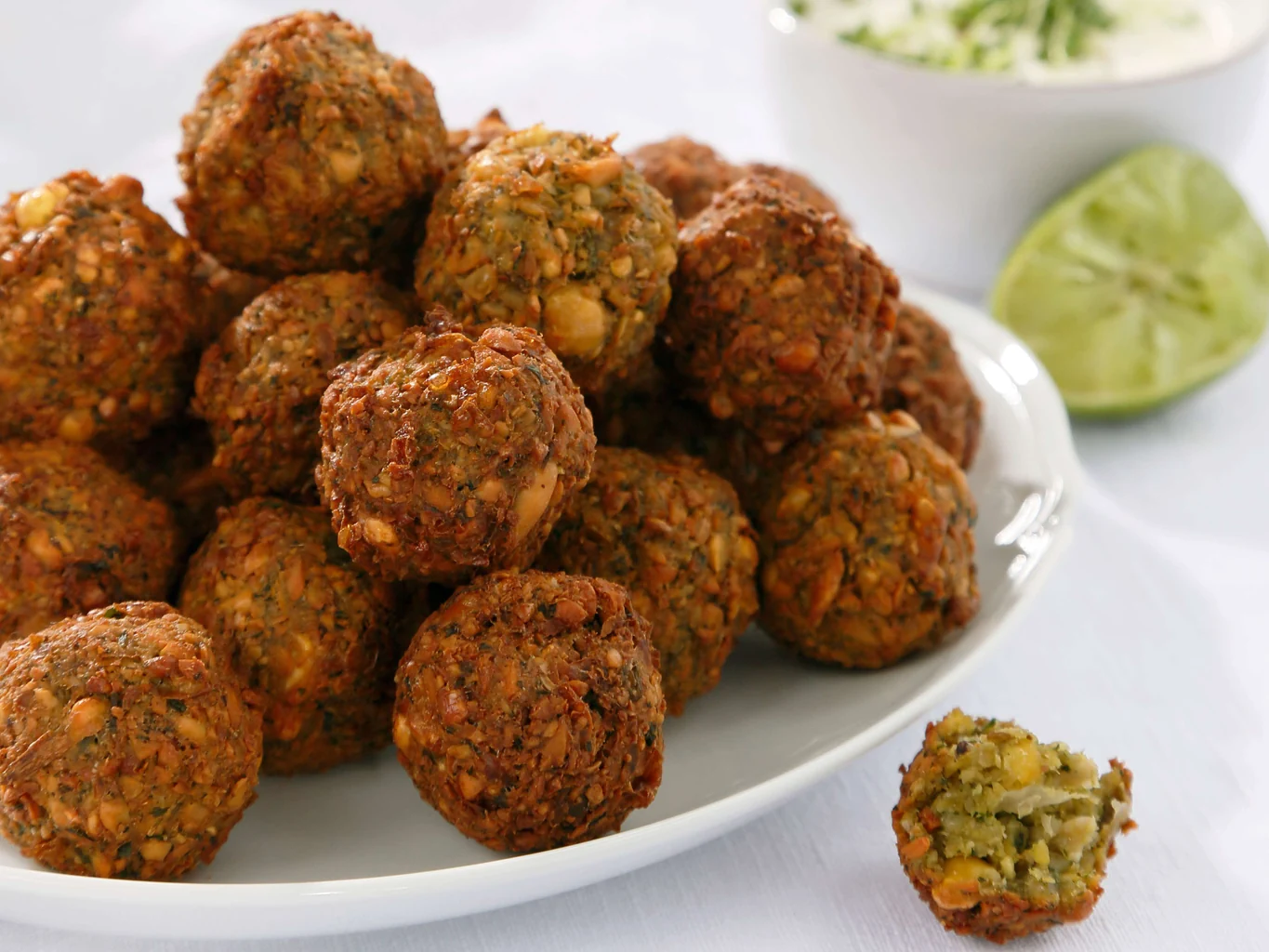 Falafel ai pinoli con crème fraîche alla limetta