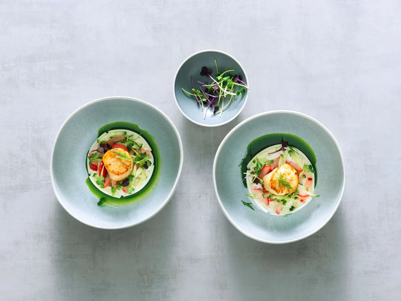 Noix de Saint-Jacques avec pickles et chèvre frais