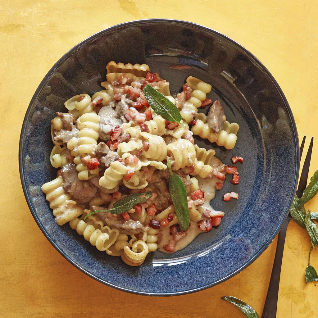Pasta mit Cognac-Leber und Speck