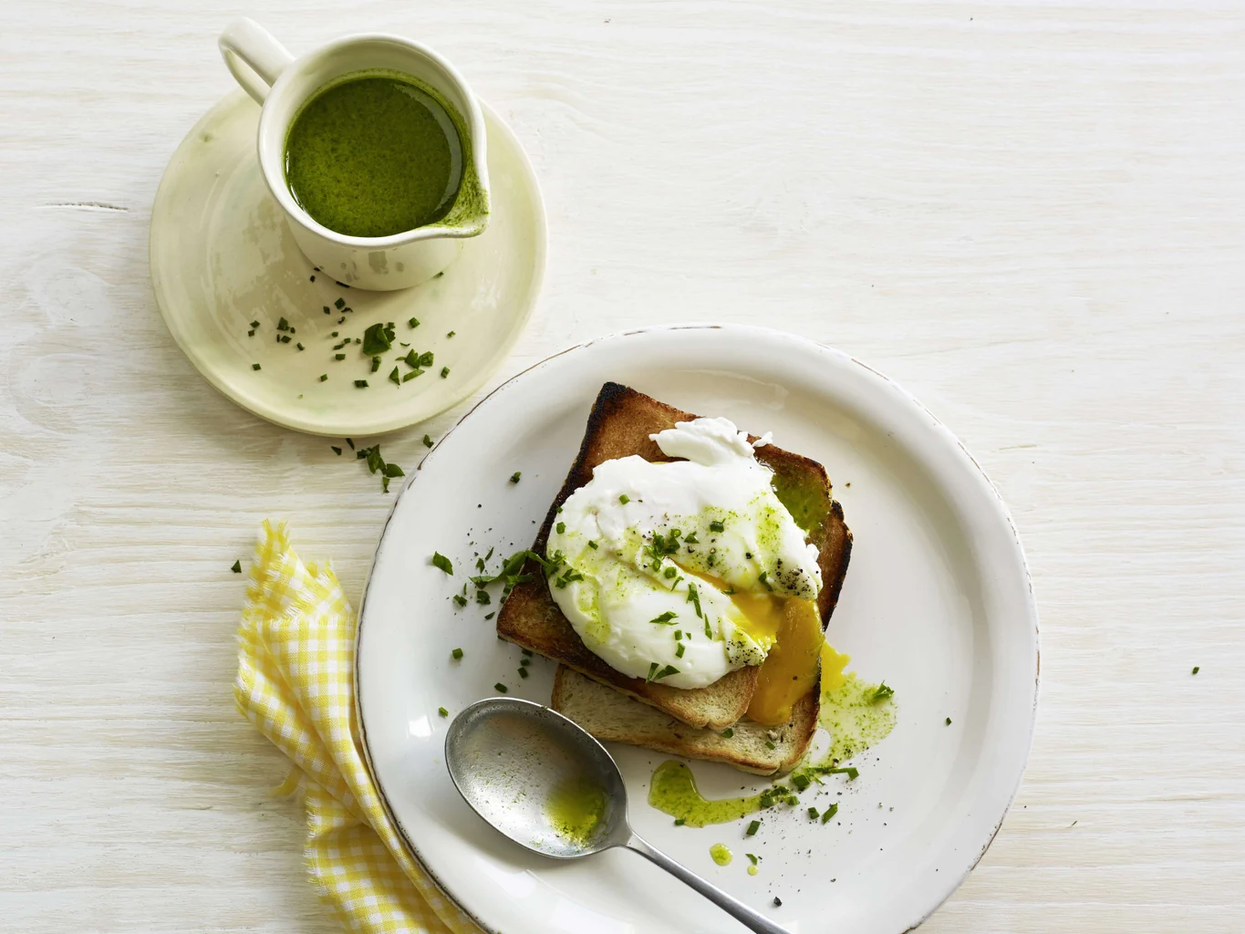 Œuf poché sur toast et huile aux herbes