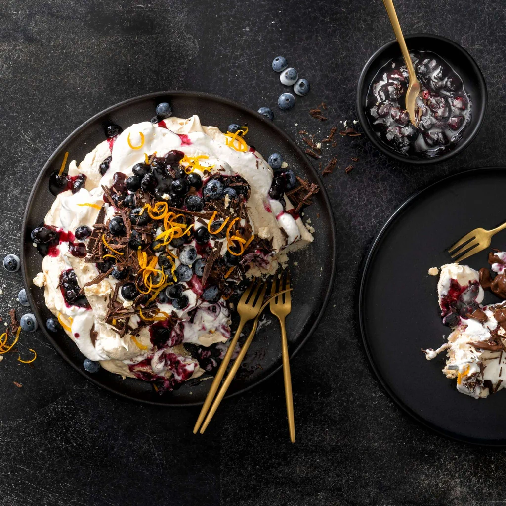 Vegane Pavlova mit Beeren