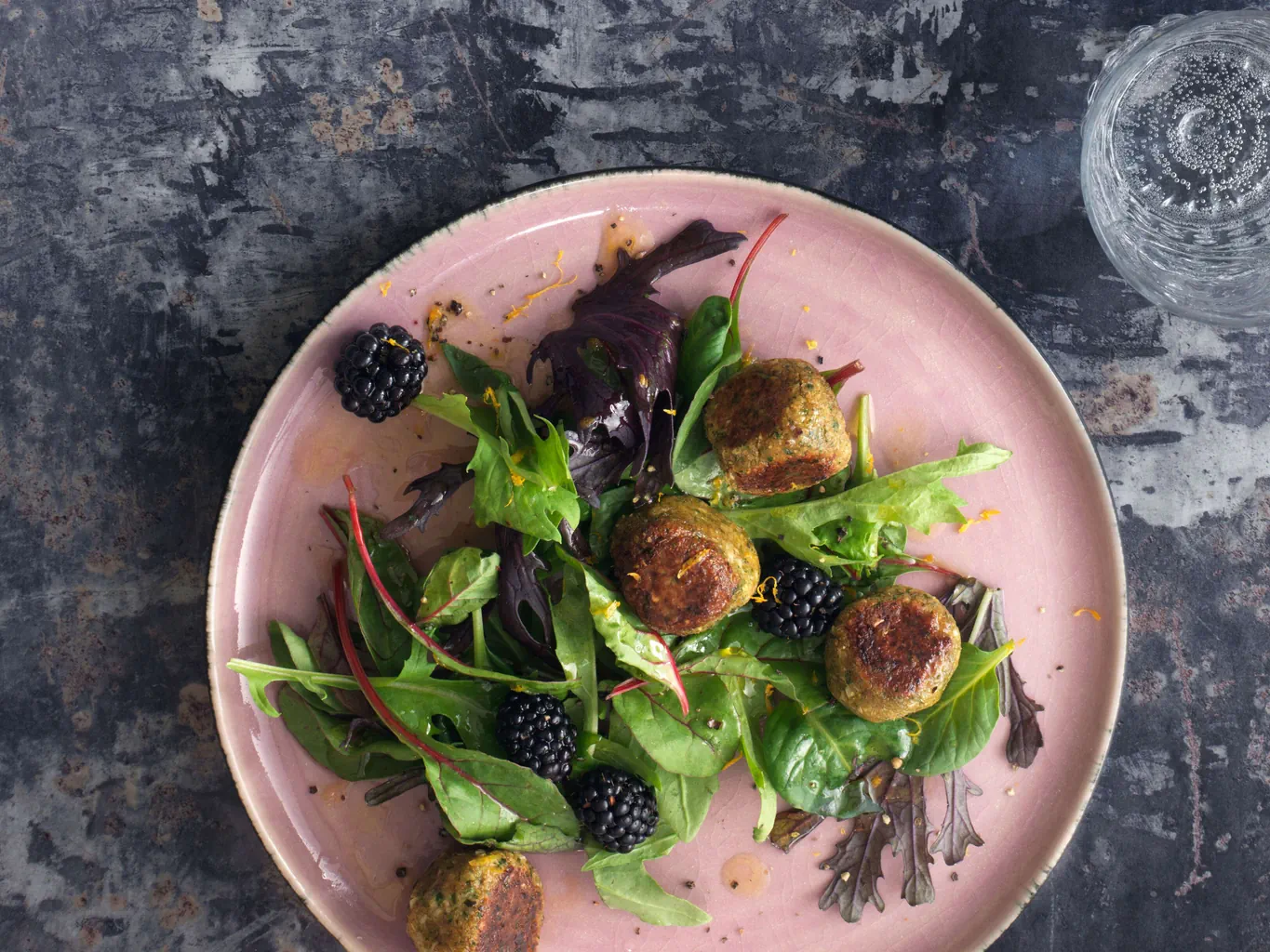 Falafel con insalata a foglia e more