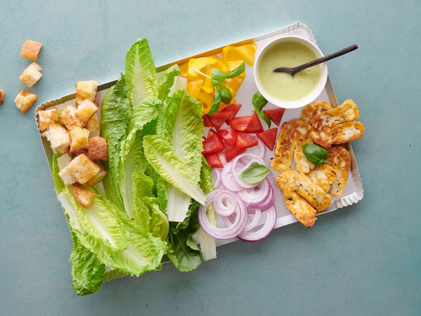 Lattichsalat mit Avocado-Dressing und Halloumi