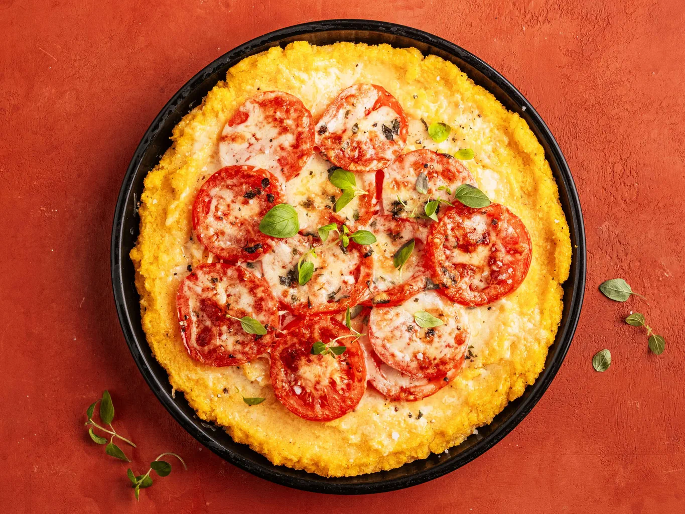 Pizza di mais con pomodori