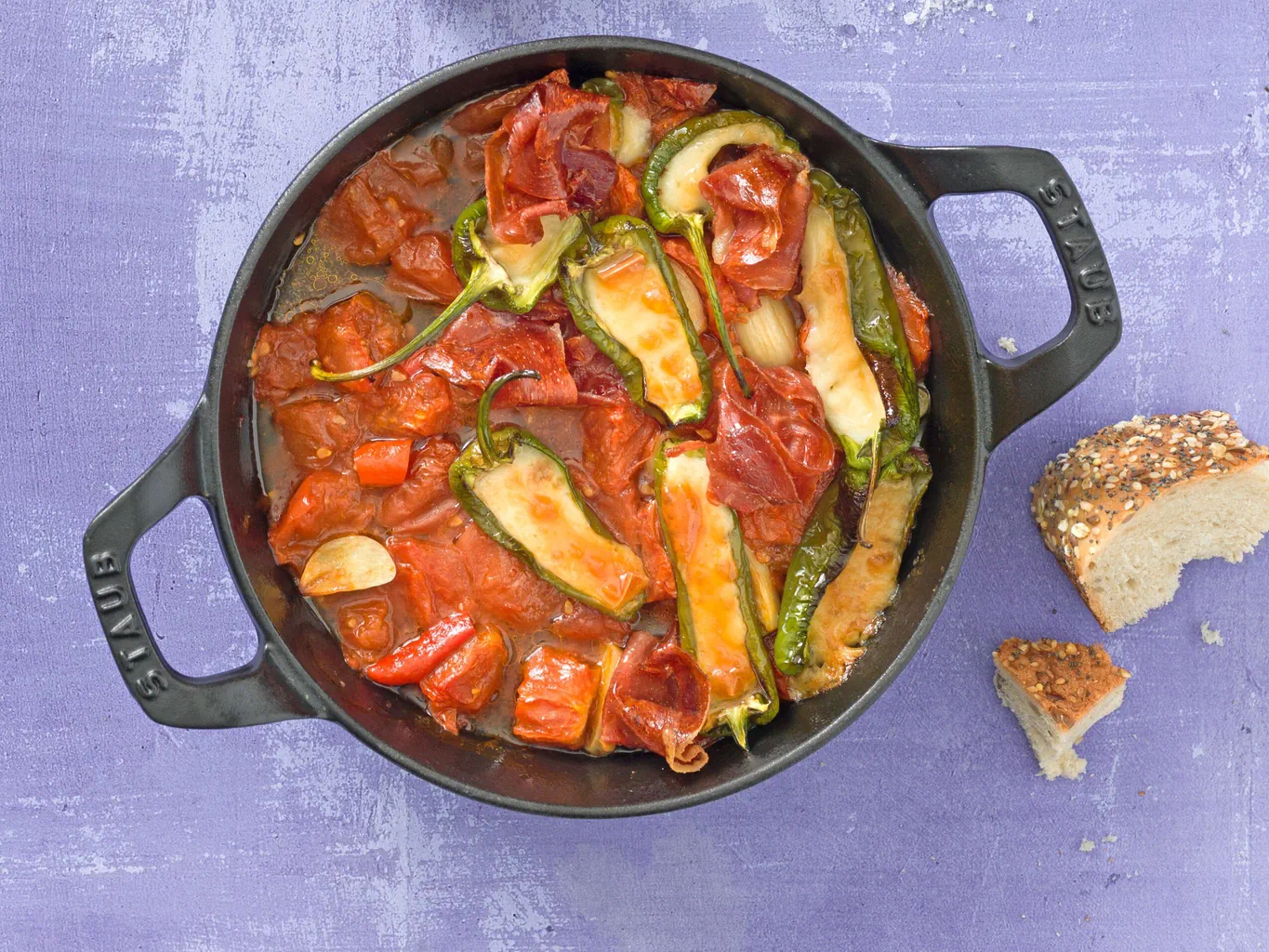 Pimientos al formaggio con salsa di pomodoro piccante