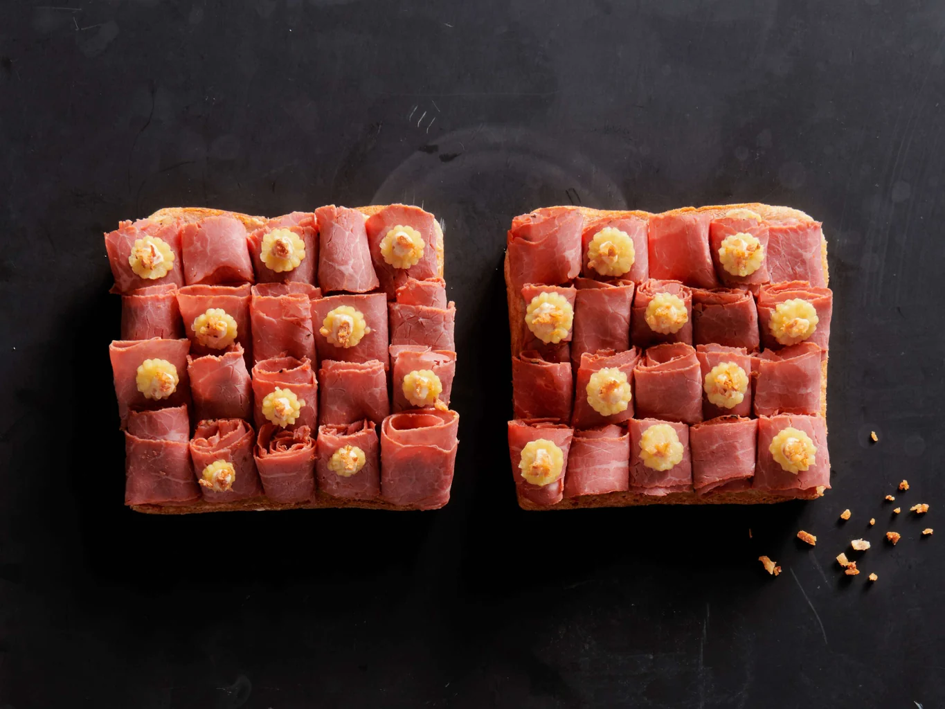 Canapé au pastrami avec mayonnaise aux oignons rissolés