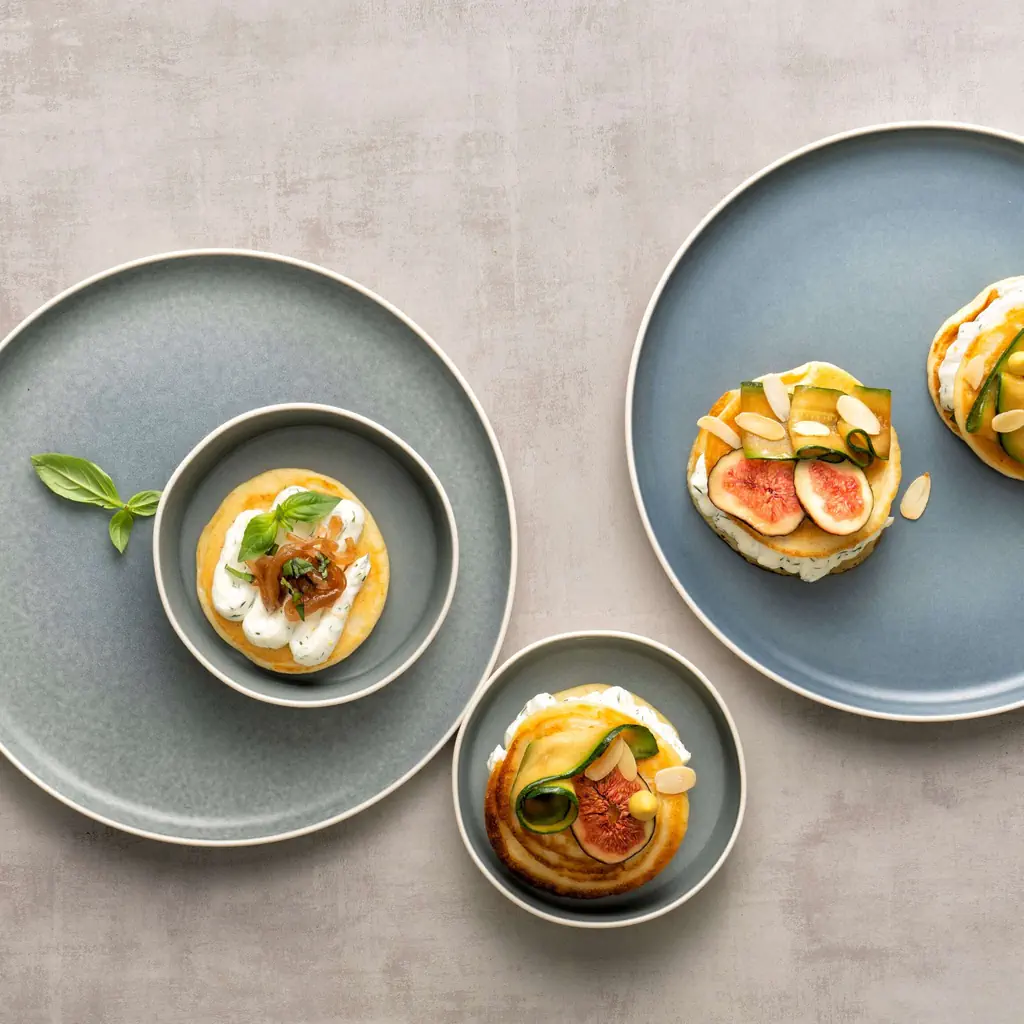 Pancakes avec fromage frais et oignons