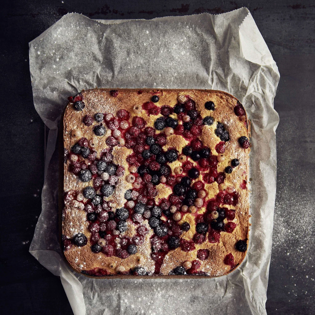 Johannisbeerbiskuit mit Vanillerahm