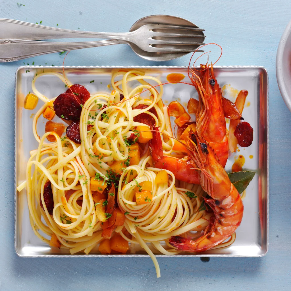 Linguine con gamberi e chorizo