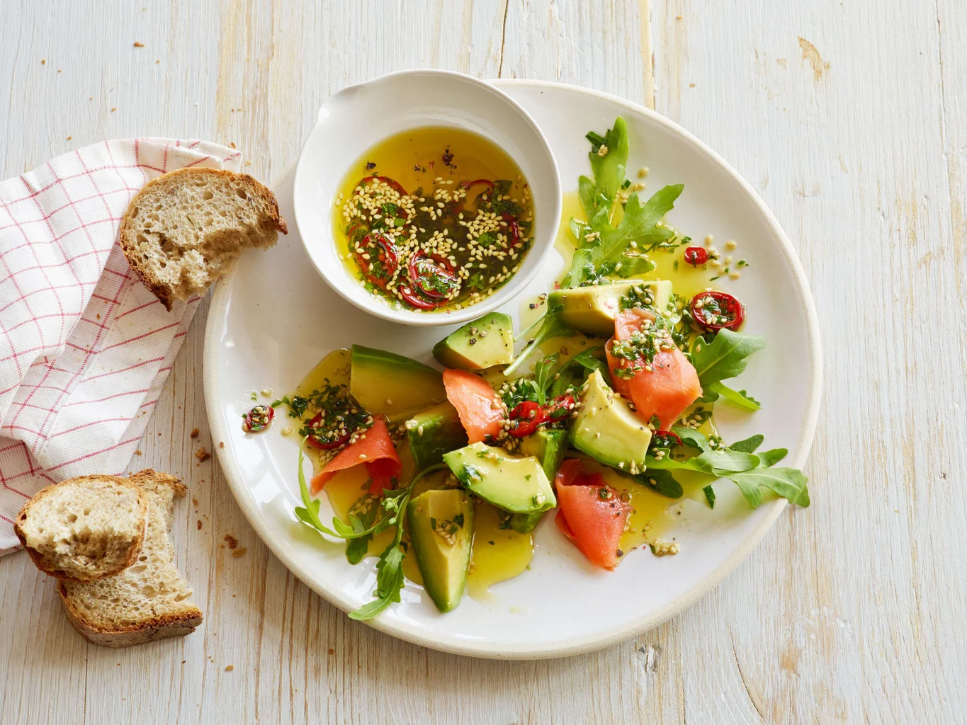 Avocado mit Rauchlachs und Rucola