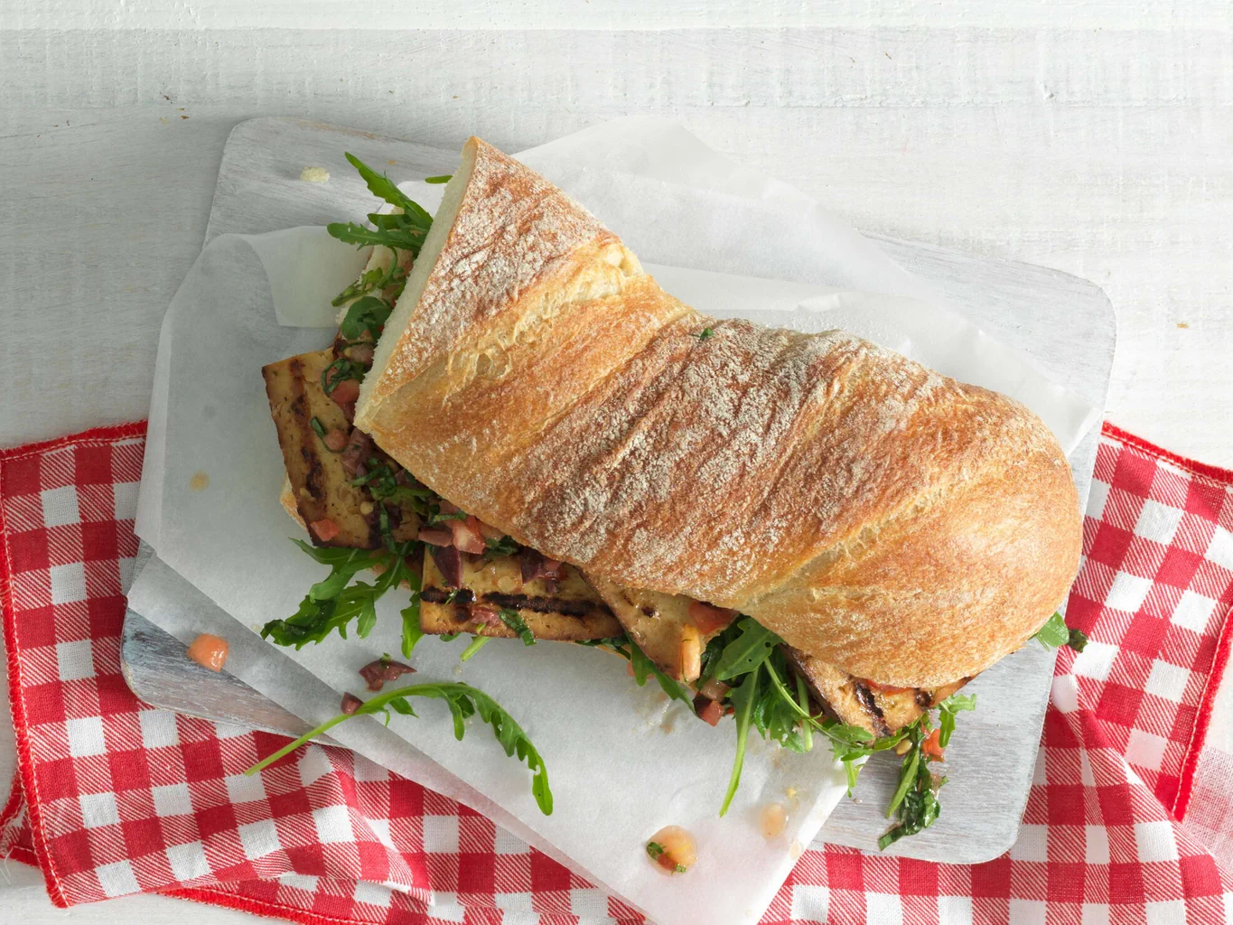 Panino al tofu affumicato con crema di pomodori