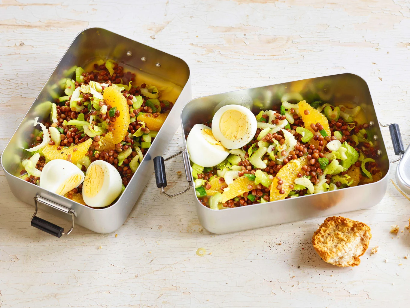 Insalata di lenticchie e arance con salsa al curry e uova