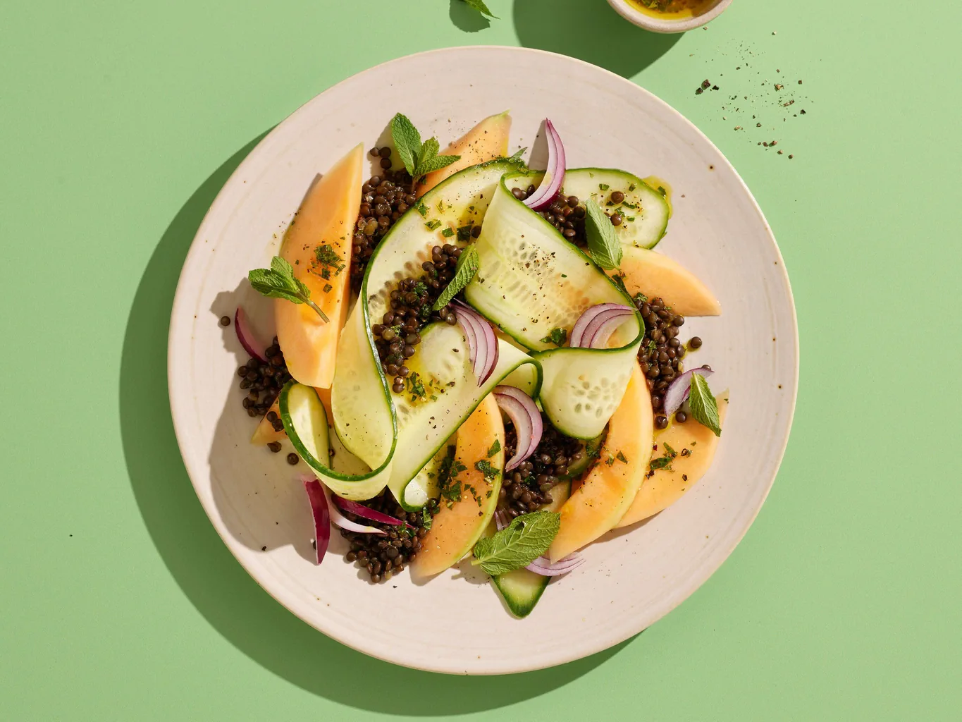 Gurken-Melonen-Salat mit Linsen