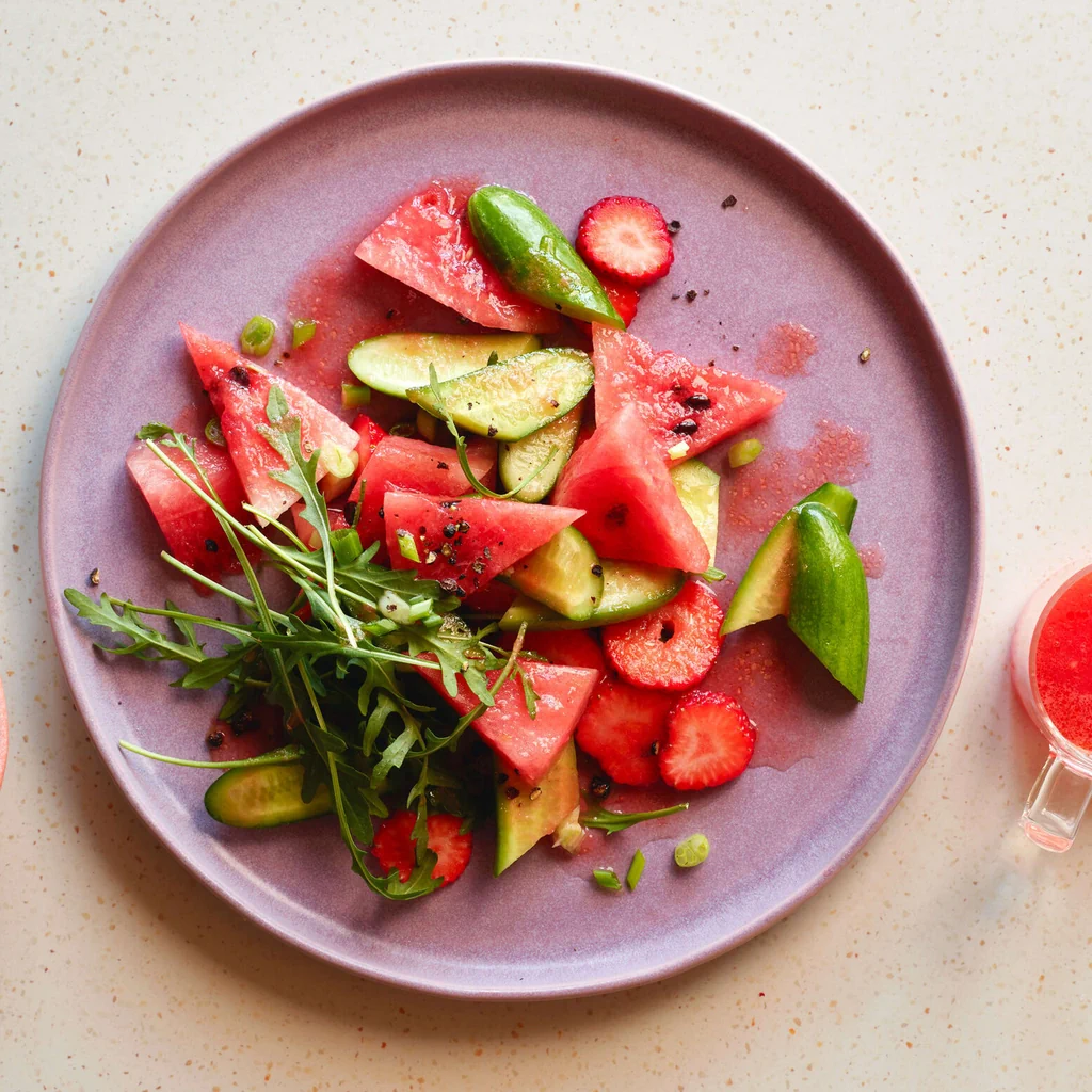Fruchtig-pikanter Gurkensalat mit Wassermelonen