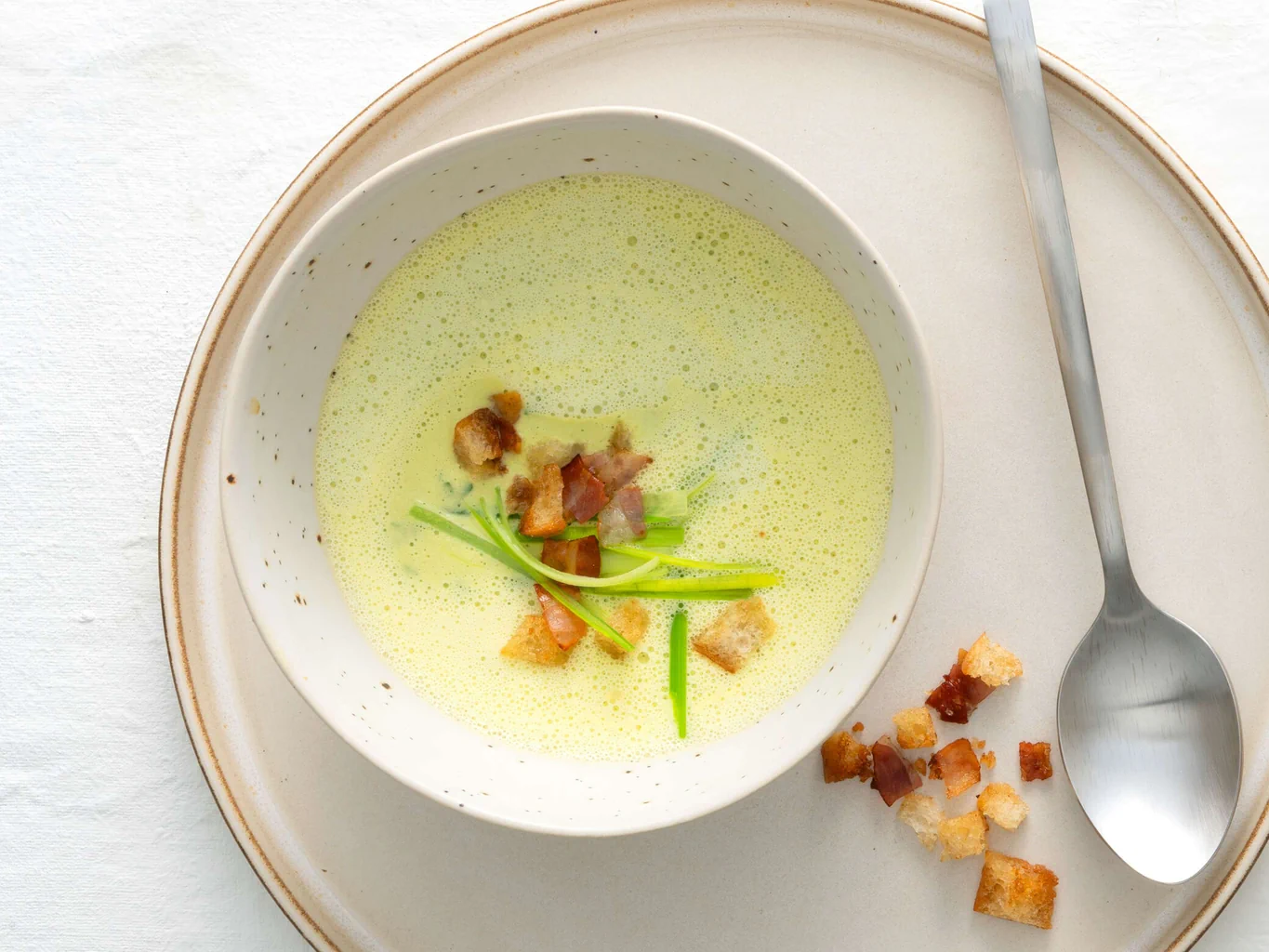 Weinsuppe mit Speck-Croûtons