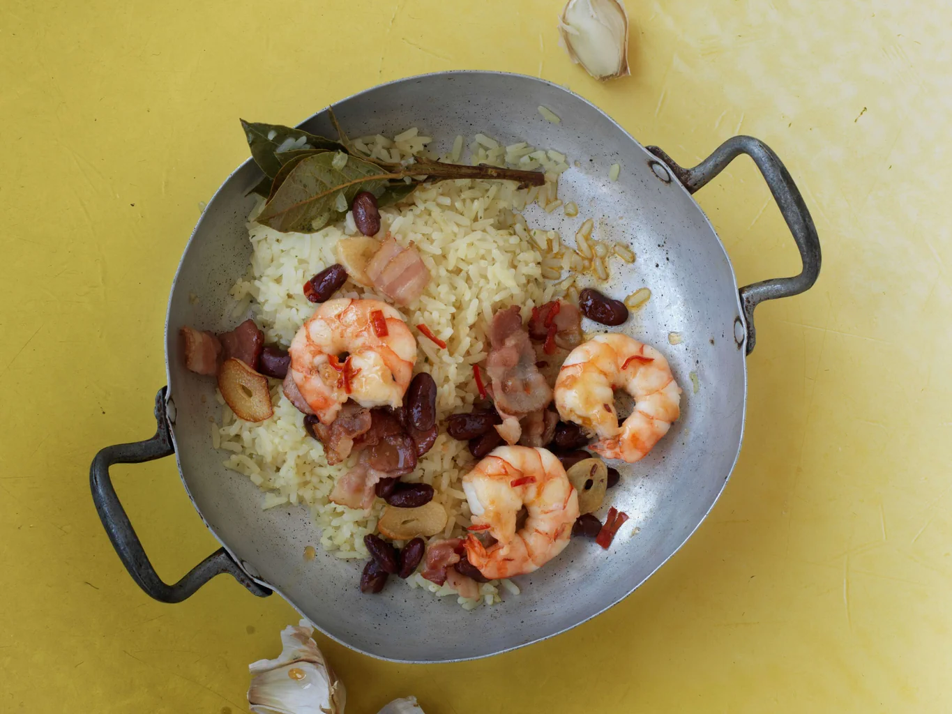 Poêlée de riz avec crevettes, haricots et lard