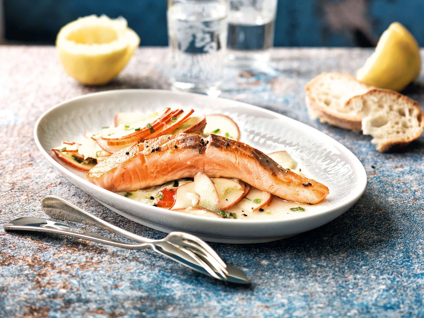 Lachs auf Apfel-Meerrettich-Salat