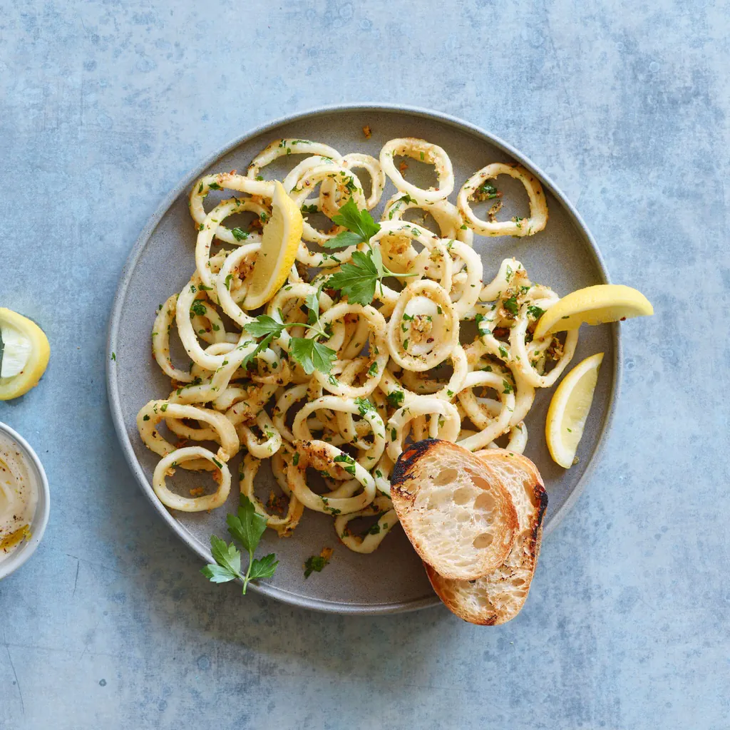 Tintenfischringe im Kräuter-Knoblauch-Öl